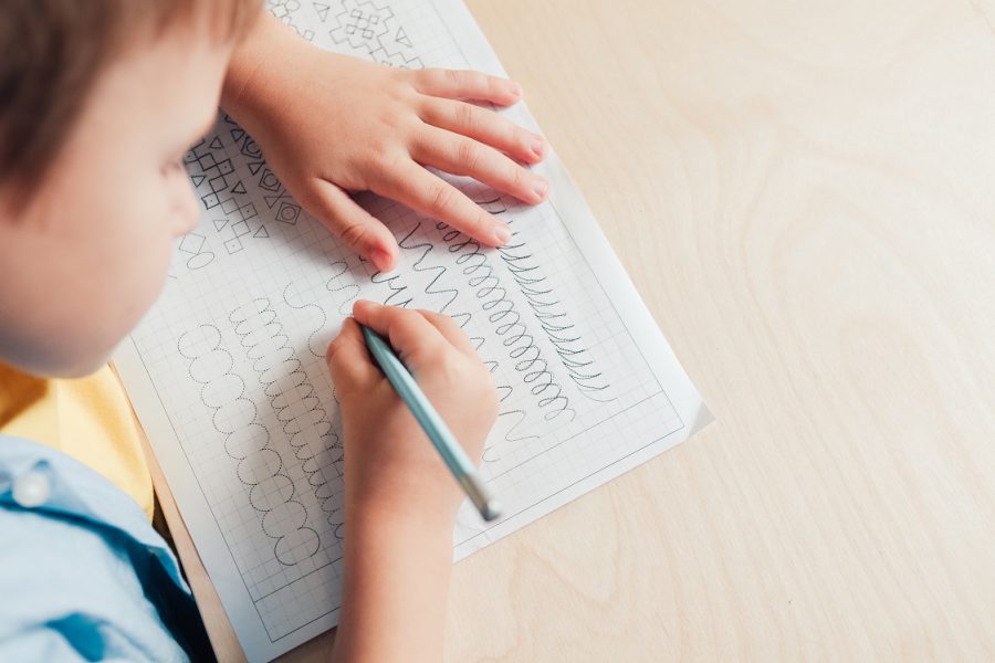Jak nauczyć dziecko pisać? Przydatne akcesoria
